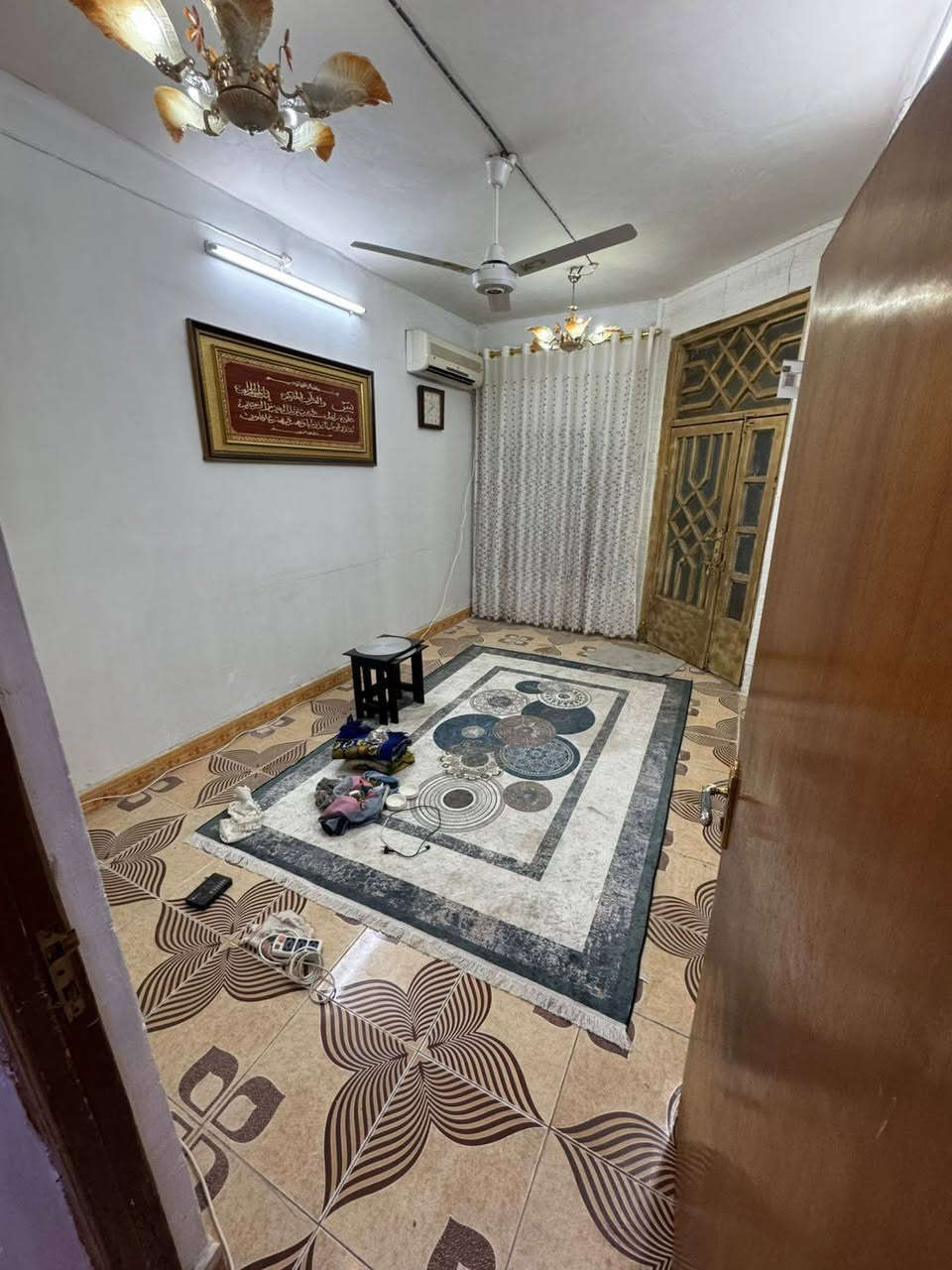 بيت طابقين . الطابق الارضي صالون وغرفة كبيرة ومطبخ ومنور وحمام والطابق الاول غرفة كبيرة وغرفتين صغار ومطبخ وصاله (ممر طويل ) وحمام ويوجد درج داخل البيت يربط الارضي مع الطابق الاول ودرج خارجي في الطارمة الحمامات غربية يوجد مرافق شرقي في الطارمة ... مساحة البيت ١٢٥م٢ واجهية ٦ ونص متر مربع وطوله ٢٠م٢ . الطابق الاول عكاده والارضي كونكريت ... ويوجد كراج يشمل الطارمة... السعر ٢٥٠ مليون للمهتم ... الاتصال على الرقم *********** البصرة, العراق
