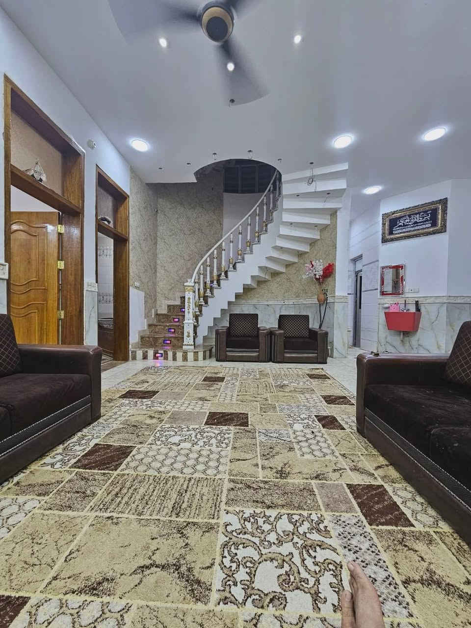دار للبيع المساحه ٢٠٠ م سنة البناء ٢٠٢٤
الموقع العماره الجمعيات حي الاساتذه التدريسيين طابو صرف 
تقع الدار على شارع سايدين بمساحة ٦٠ متر قيد الانشاء والاكساء بجزرات وسطيه وحدائق عائليه ٠
البيت مبني من طابوق الطيب حصرا البتلو حصيره درجه اولى ٠
الارضيه مرمر مع تطعيم بالمرمر ايضا الدرج مرمر درجه اولى المحجر تركي 
عدد الغرف ٢ الاستقبال ٨في ٤
ديكورات الاستقبال مع الصاله بشغل ممتاز ٠
المطبح حار بارد .
شابيك الدار كما موضح في ابصزر المنيوم جام مظلل بالنهار .....
حمامات عدد ٢ مع صحيات درجه اولى عدد ٢
ابواب الدار جاو كع صاج درجه اولى ثقيل 
ابواب الصحيات المنيوم درجه اولى طراز حديث لجميع الحمامات 
الطابق الثاني غرفتين مع الصاله كامل الارضيه موجود كامل السيراميك لم يتم تطبيكه 
الغرف الفوك سويتات مع بلكون كبير على واجهة الدار
الخارطه من احدى مكاتب الهندسةالكراده 
للتواصل عبر الواتساب خط الهاتف ***********

