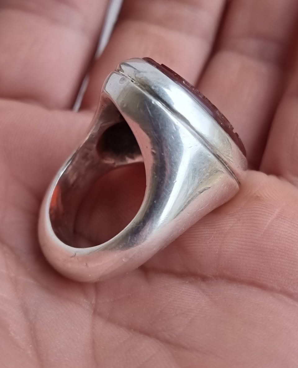 عقيق يماني مخطوط خط يدوي المبدع الأستاذ سيد كافي 
  🔥وفيت بالكفين والساقين يا وجيها بالحسين🔥
بصياغه يدويه ثقيله البحرين للبيع مكاني بغداد يوجد توصيل إلى جميع المحافظات للبيع فقط  أحبتي الغوالي ما اراوس بس ابيع 
***********
