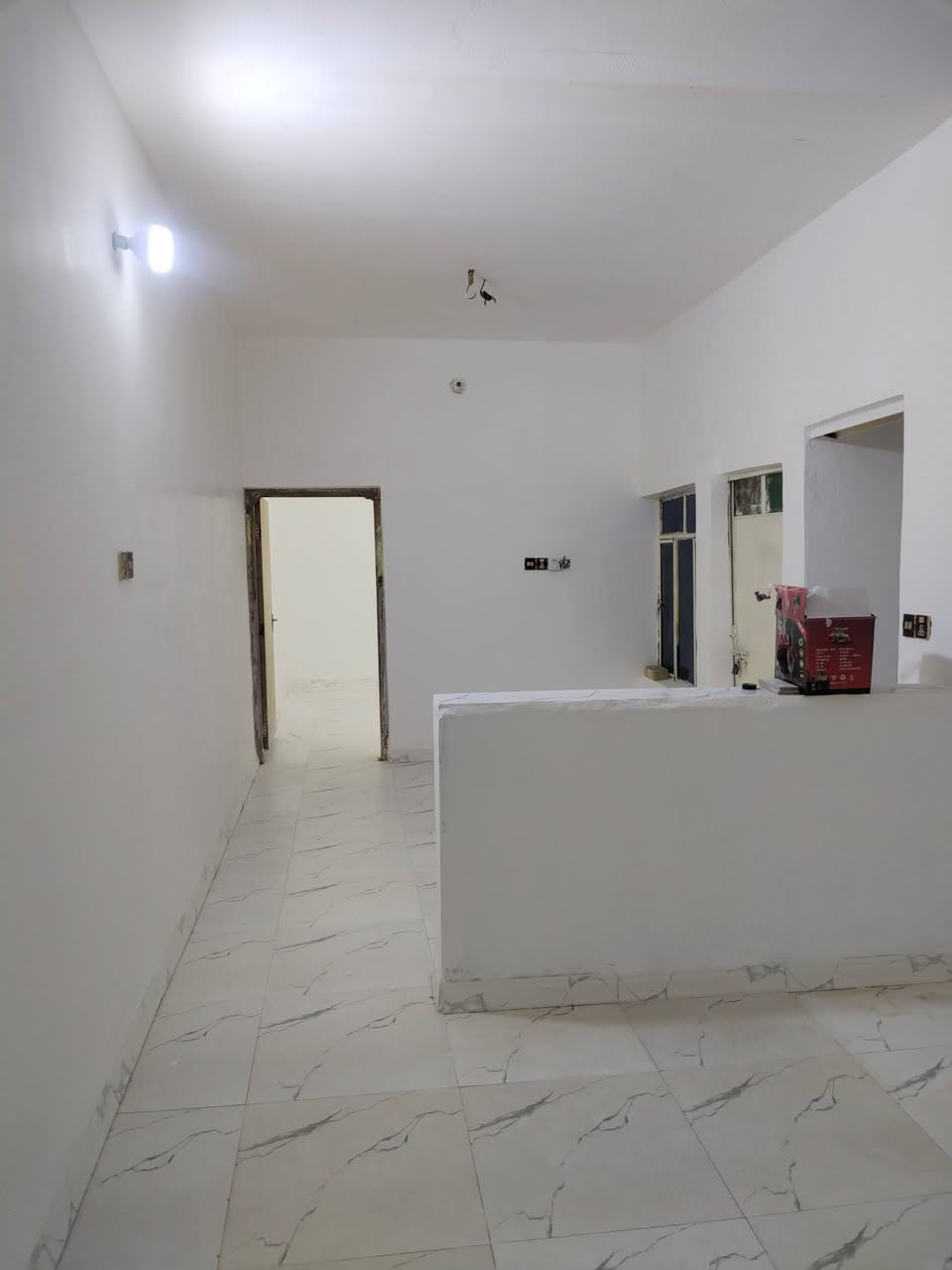 سلام عليكم بيت ليجار عنوان الدفاس منطقه العزه بصف حي النداء مع ماطور ومقطوره الف لتر واير سحب بيت جاهز *********** وات ساب بي او اتصال
