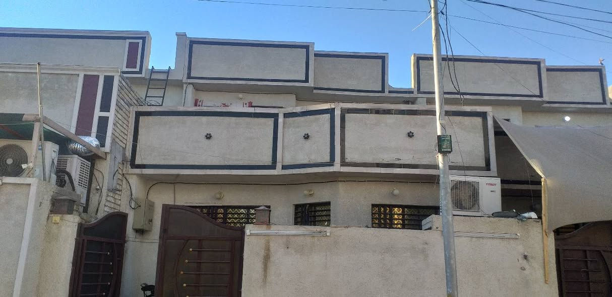 بيت في بوب الشام المساحة بستان بشار قرب جامع السادة الطوال ٨٠ متر طابو زراعي سند ٢٥ الواجهة ٨ متر والنزال ١٠ متر يحتوي على الطابق الأرضي طرمة وصحيات خارجية استقبال و غرفة و مطبخ حار بارد و حولي كلها سيراميك صحيات داخلية و الطابق الثاني يحتوي على بيتون وغرفت نوم وسطحين اما باقي التفاصيل خزانات عدد اثنين وماطور ماء يدفع الماء من الخزانات الى البيت وماطور ماء معا خطين ماء و كيزر و التفصيل عن السعر الاتصال على الرقم *********** او مراسلت الصفحة على الخاص
