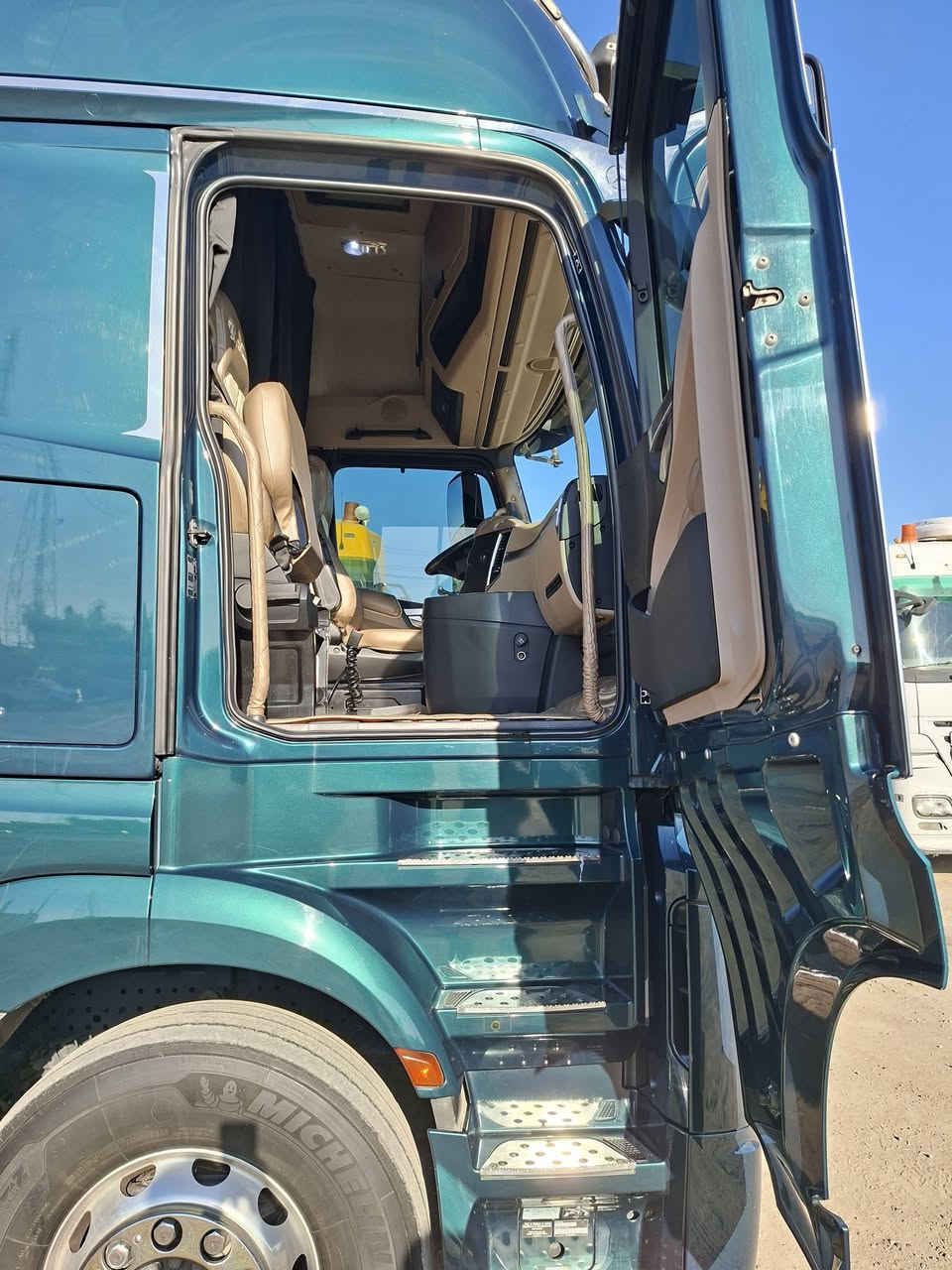 مرسيدس اكتروس وحش للبيع موديل 2017 فول مواصفات الحجم 1863 لون زيتوني دخول جديد تواجد معرض ابو قصي العسافي تجاره السيارات عنوان انبار رمادي 5 كيلو خط السريع رقم الهاتف ***********
