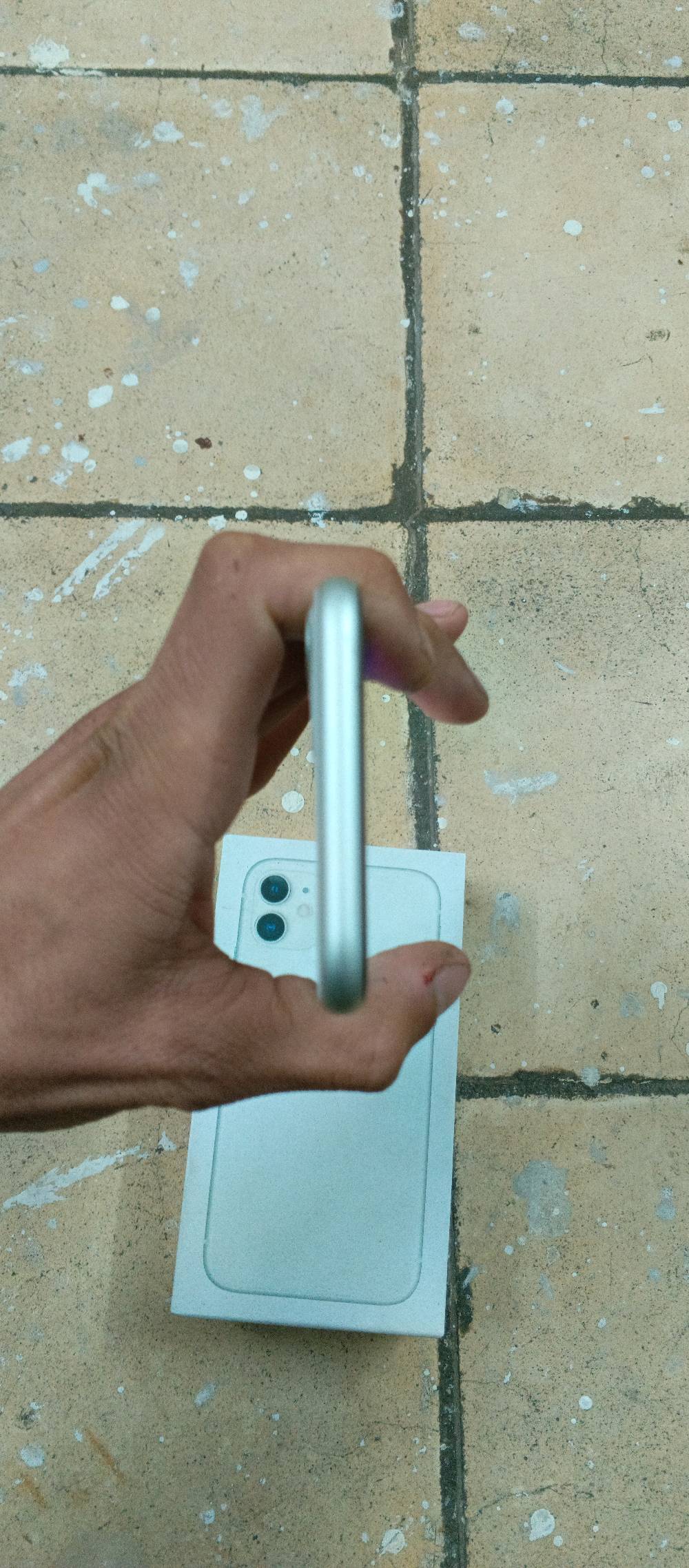 سلام عليكم 
ايفون 11 بلادي مداخل تصليح
ذاكرة 128
بطاريته 82
ملحقاته كيبل وراس شاحنه وباكيته
270 الف
العنوان بغداد شارع الكفاح 
توصيل ماعندي