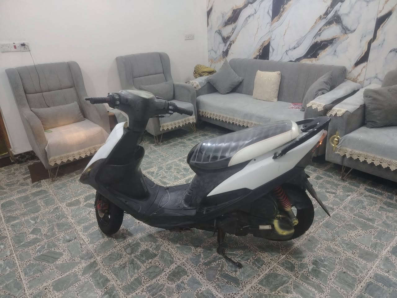 السلام عليكم ورحمة الله وبركاته ماكس عدله للبيع شلعه معدل سلف شغال هندر شغال الدراجه مفتوحه بيه عيب واحد موجود بل تصوير سعر ٥٥٠ وبيه مجال المكان بغداد الجديده يم الملجه ***********
