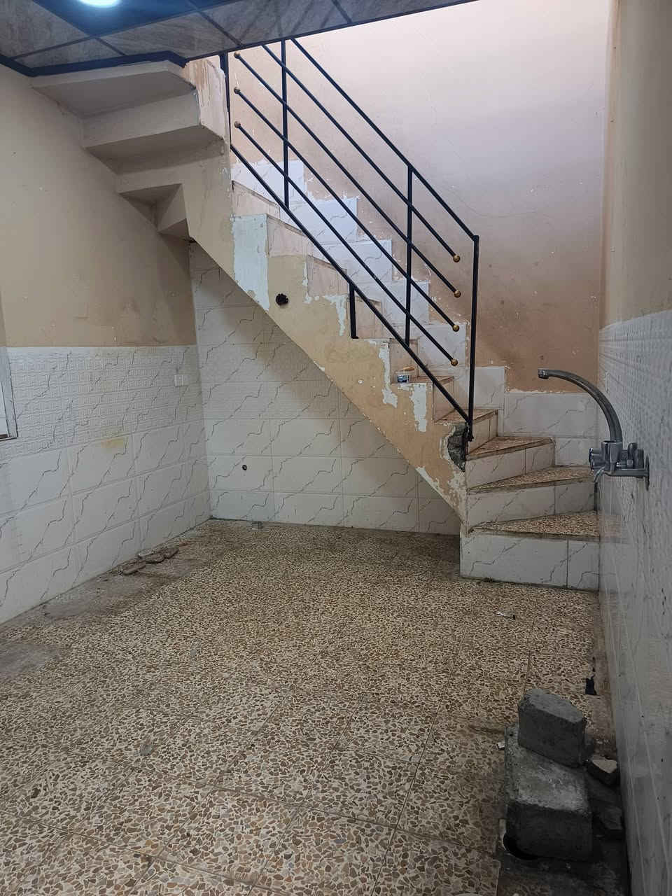 بيت للايجار 
جانب الأيمن بل فاروق قرب جامع السلطان 
البيت موضح ب صور والفيديو 
لتواصل على ***********
