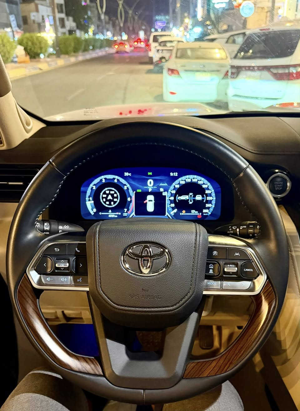 السلام عليكم 
لاندكروز VX 2025 لمتدد S بلاك ادشن 
محرك 3500 تون تيربو وكالة جيهان زيرو ماشيه 4 الف كيلو مغلفه افلام ابواب شفط كشنات تدفئة تبريد داخل بيجي ٣ شاشات سستم صوت JBL لدات داخلية متغيرة الالوان كامرة ٣٦٠ رادار امامية خلفي جانبي وثلاجة وسطية حماية ppf بالكامل يم NVN ضمان ١٥ سنة حتى القماره والجام تظليل وبيها باج تظليل بي سنه مدفوع كامل مع درع جام جلاتيني للجامة الامامية 
بيع او مراوس ويا تاهو خليجي حصراً
***********
السيارة رقم اربيل تحويل ثاني يوم 
مكانها بغداد
