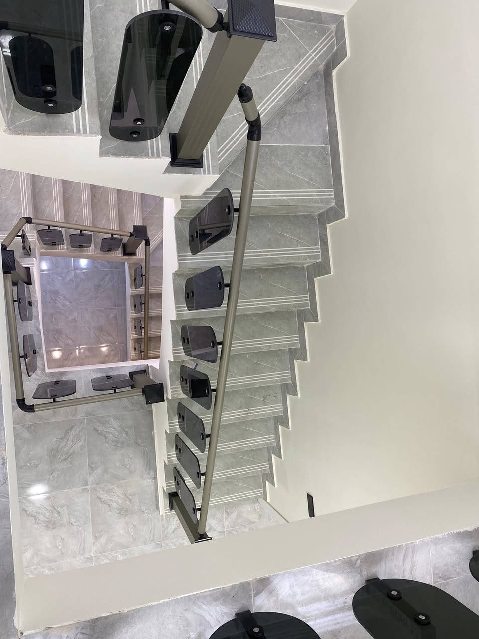 السلام عليكم دار للبيع المساحه 75 الدوره البوعيثه السلطان الثالث اول فرع  مٍْــ✦ـًن ْ الشارع العام بظهر التجاري الدار يحتوي على 3نوم مطبخ حار بارد و صاله  وعدد صحيات 2 شغل گلش مرتب البيت غير مسكون الدار بسمي مباشر تنازل شركه للسفسار اكثر التصال 
***********
***********
