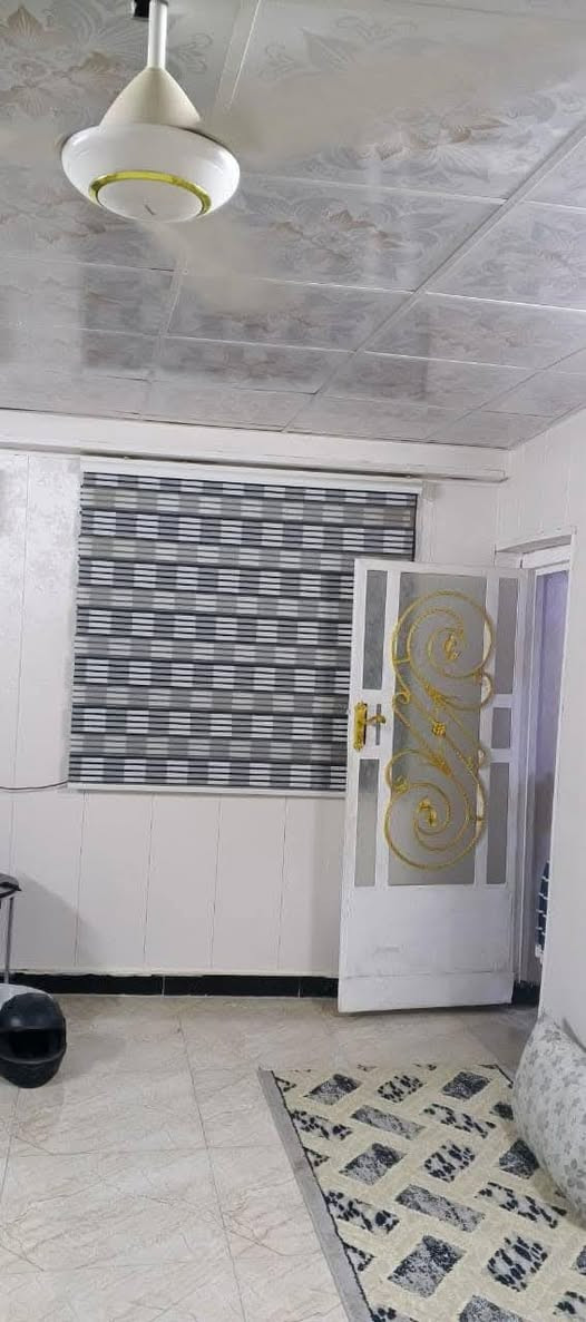 السلام عليكم 
دار للبيع  مساحة ١٢٥ م
عنوان حي العصري قريب على فلكة حي العصري  مسافة ٥٠م
بي غرف عدد ٢ ارضي
غرفه ١ بالسطح  والسطح اوزوكام
استقبال
صالة
مطبخ + حمام + صحيات
البيت قديم ومرمم 
مكلف بالنشر 
للاستفسار الاتصال على 
***********
