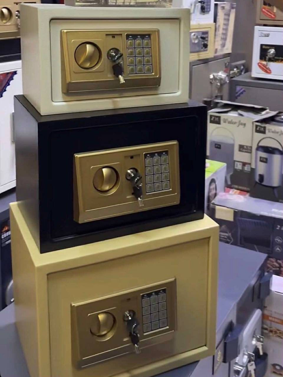 قاصة  من سلفر كلاس 
المميزات:
قاصة مثالية للاستخدام المنزلي
يوفر صندوق لحفظ الآمن 
هيكل خارجي من المعدن عالي الجودة
يمكن وضع رمز حماية مكون من 1-8 أرقام
بطانة من السجاد في الجزء السفلي الداخلي لحماية مجوهراتك وساعتك الثمينة وبطاقتك وأموالك من أي تلف أو ضرر
يوجد توصيل الجميع محافظات العراق 
الطلب وتساب ***********
