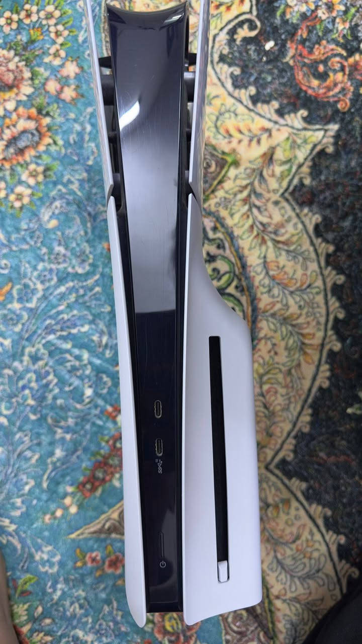 بليستيشن 5 استعمال قليل كلش للبيع مع اشتراك شهر الاضافي وبل حساب موجود 3.89 دولار سعر 675 وبي مجال ***********
