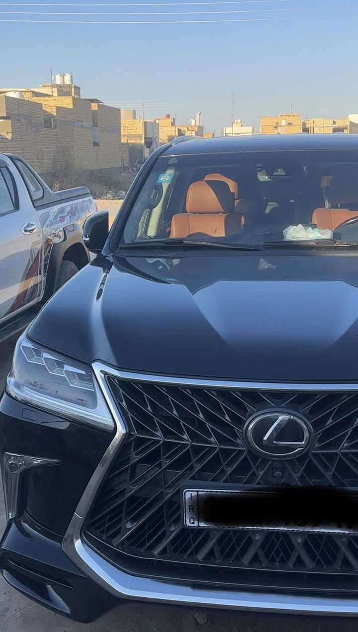 سلام عليكم لكزس موديل 2018 كفاله  السياره تحفه و محافظين عليها سياره كارتون الداخل خوخي لون السياره اسود تجي تشغيل عن بعد  السعر 7شدات و نص باقي التفاصيل عله الرقم ***********
