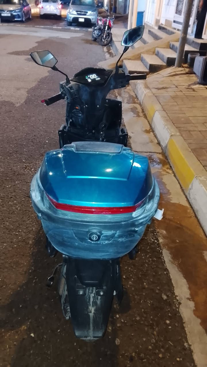 سلام عليكم دراجه شحن للبيع ست بطاريات عل فحص كهربائياته كلهه شغاله نضيف  سعر 600 الف مكاني رمادي رقم تليفون ***********
