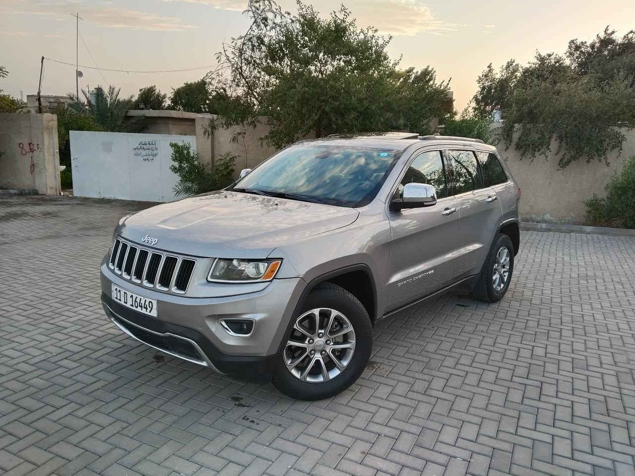 سلام عليكم للبيع 
جيب جراند 2015
 بيه صبغ جاملغ وبنيد وربع الباب 

المواصفات/لمتدد
كير طياره 
داخل جلد 
فتحه سقف 
جنطه كهرباء 
تشغيل عن بعد 
نضام ايكو  قطعتين تبريد 
كشنات كهرباء تحكمات استيرن 
مثبت سرعه شاشه جبيره 
 صدر السياره كله جديد تخم تاير جديد 
السعر/ 188$/ مكان السياره بغداد 
الاستفسار الاتصال 
***********
