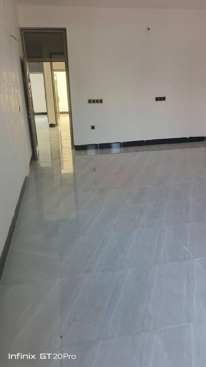 سلام عليكم 200متر  للايجار طابق ثاني جص وبورك بيت بارد بناء حديث زيرو غرفتين نوم +صالة7امتار +استقبال7امتار ومطبخ وصحيات وبالاضافه بيتونه 8امتار حديث العنوان التحرير الزراعي الجزء الاول ***********
