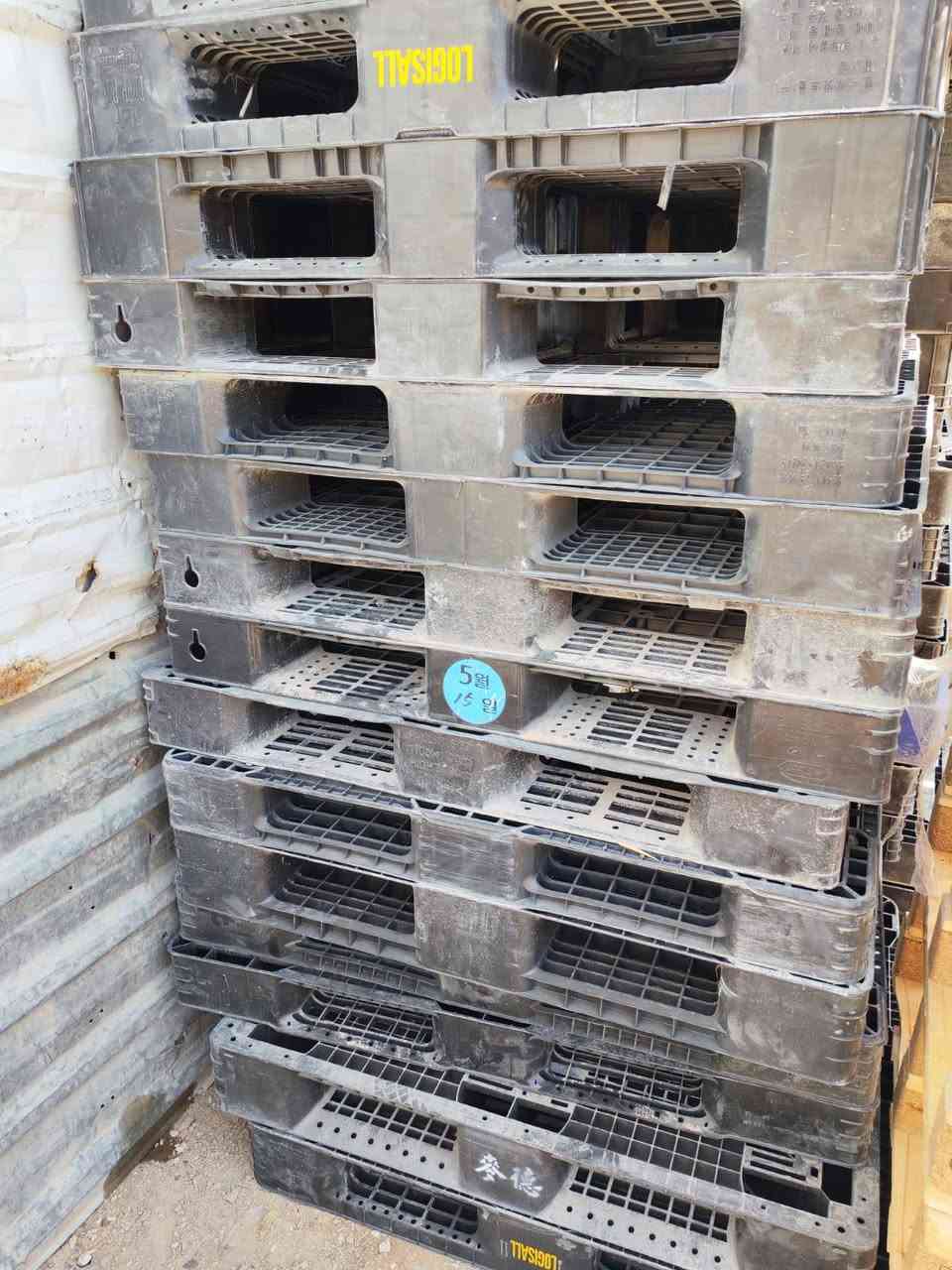 سكيب بلاستيك اسود الون قياس 110x110 مربع وزنها 7كيلو العدد40 سعر القطعه 6الاف مطروح مكاني بغداد حي أور ***********
