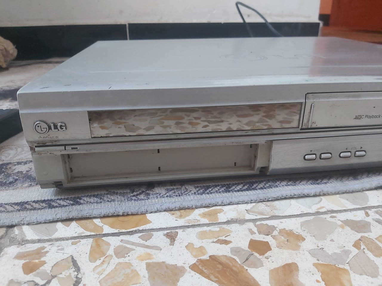 ستلايت LG الأصلي والنسخة النادرة HD أبو الفيديو "شريط" 📼 ، أهواي ناس تدور عليه لأن عندهم شريط ذكريات سعره 50 ألف دينار وبي مجال 
عنواني التاجيات _ واتساب ***********

