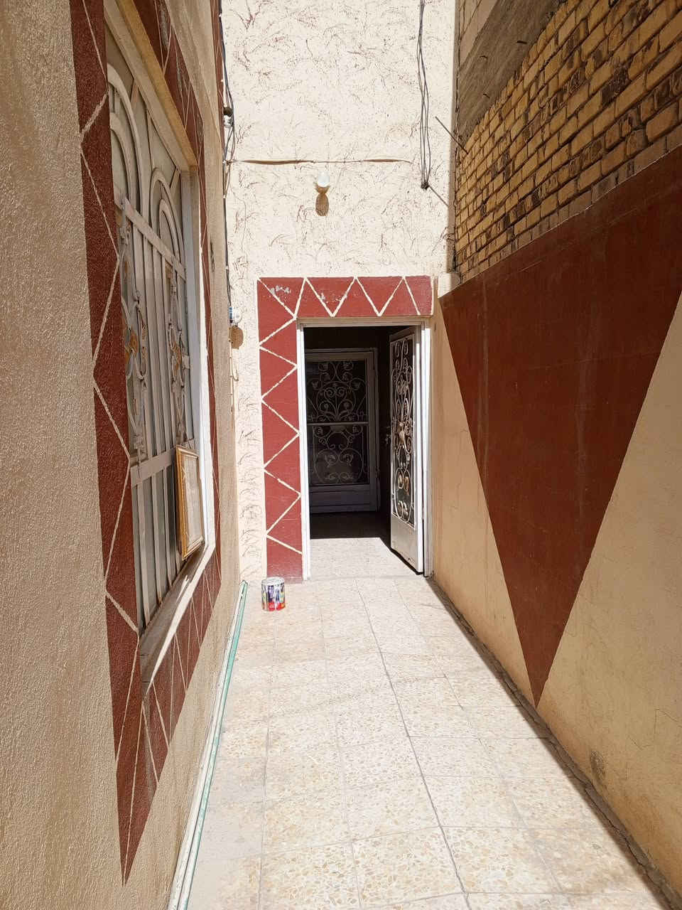 اللهم صلي على محمد وال محمد دار للبيع النجف الاشرف شارع المطار القديم غرب أسواق الأمير المساحه 100متر طابق ونص على شارع 10متر موقع مميز السعر بلاش بلاش 25مع المجال يحتوي على غرفه وصاله ومطبخ واستقبال وحمام داخل وخارج وغرفة نوم فوق كامله كاشي كل البيت نقص فقط سيراميك المطبخ فقط الجداري بناء بلوك طفيلي شرط اساس حجر مع رباط صب كونكريت والسقف عكاده مطبك السطح شقل جناي للاستفسار الاتصال او المراسله *********** نوع السند طابو زراعي 25 مشمول بل تمليك
