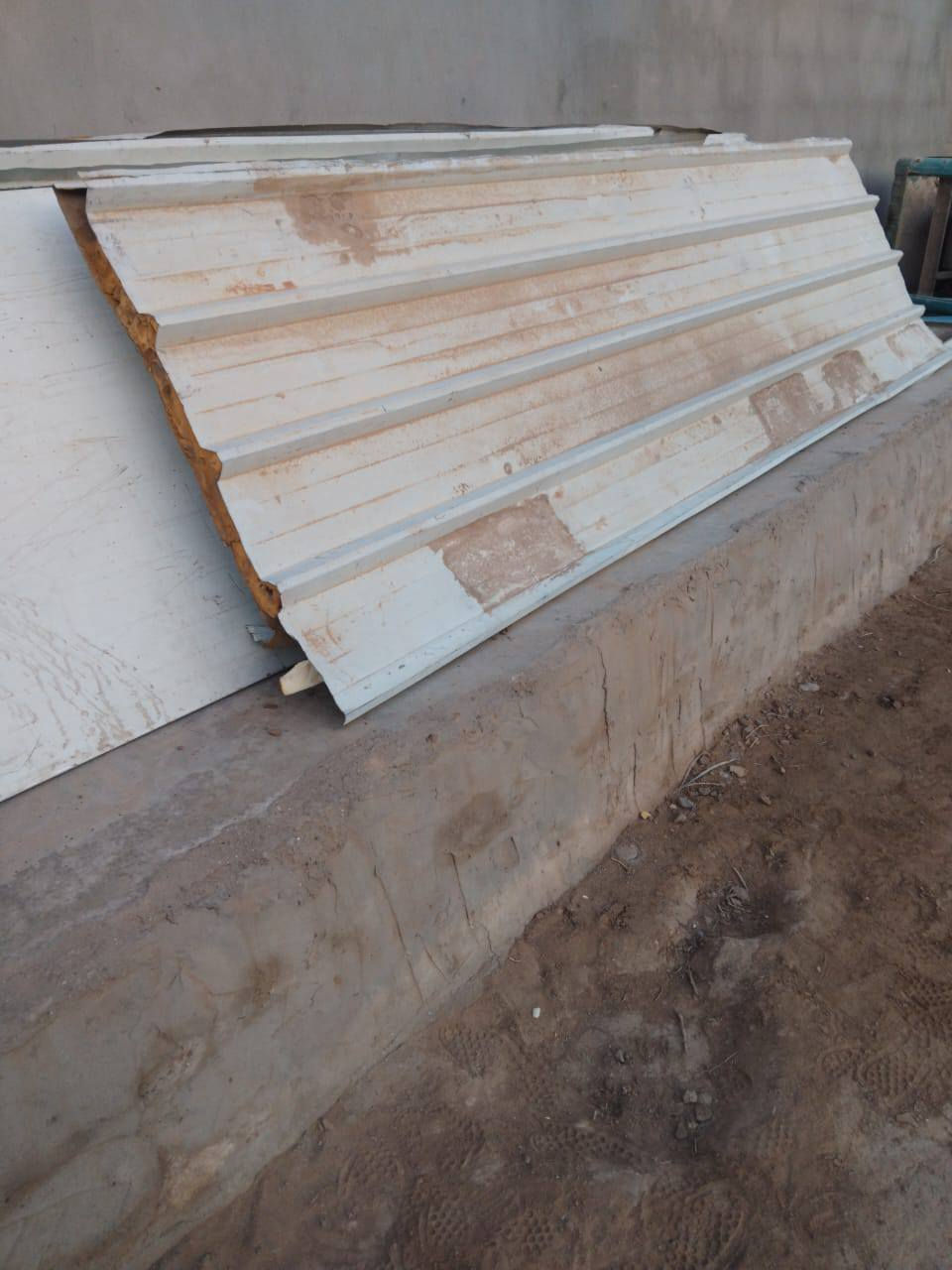 للبيع باب ٣ متر اخو الجديد مستعمل ٥ اشهر جاهز وسندويج عدد خمس قطع الطول ٣ متر نضيفات العنوان العزيزيه حي السياسيين الاتصال على الرقم ***********
