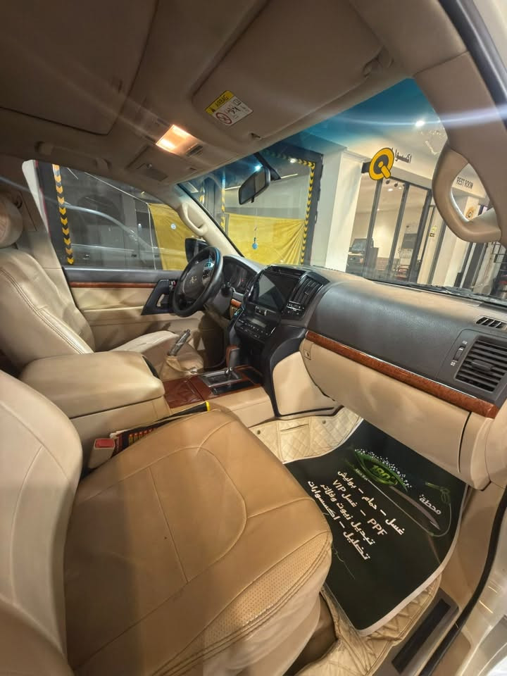 السلام عليكم 
للبيع 
لاندكروز 2014. V8 
بغداد رقم مميز 
مكفولة من صبغ والضربة 
للاستفسار ‭***********‬
