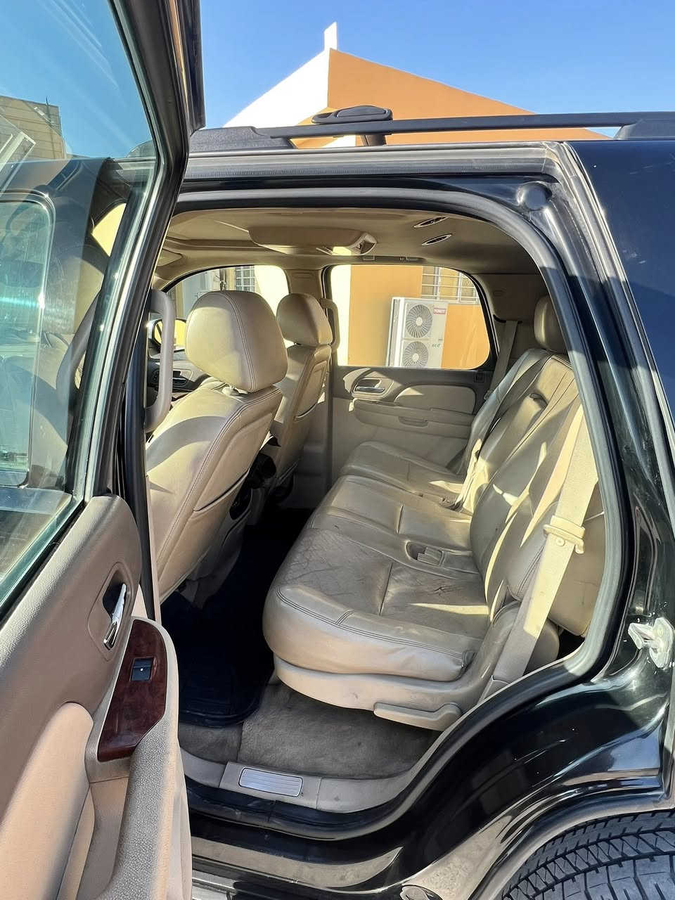 السلام عليكم
شوفرليت تاهو مديل 2011 
‏LTZ خليجي فول مواصفات اعلى فئة 
اصولي رقم بغداد انكليزي بأسمي 
كشنات كهرباء تدفئه تبريد 
باب خلفي كهربائي
تدفئه تبريد 
كير ومكينه كفالة  
سونار موجود 
السعر 230 وبيها مجال 
مكاني النجف الاشرف 
***********
