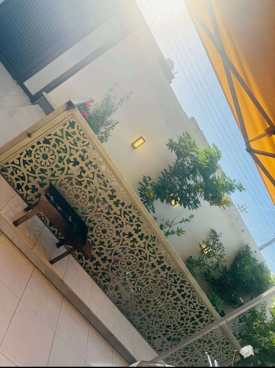 دار سكنية مميزة للبيع 🏡الموقع: المسيب قطع علي طليفح مقابل معمل الحرير
[اسم المنطقة] -حي الموضفين الثانيه
 المساحة: [٢٨٠ بالواقع حال  بالسند تحويل ٢٠٠ فقط 
نوع الطابو:رزاعي  (سند٢٥ جاهز للتحويل الفوري)📌 تفاصيل البناء والتصميم:عدد الطوابق: [طابق وانص / ]الطابق الأرضي: [استقبال، صالة، غرف نوم٢؟مطابخ ٢ حار بارد، مجمع صحيات ٢، كراج سيارة منور ٢]الطابق الثاني: [غرفة نوم سطح شتايكر ]عمر البناء:قبل سنه  [بناء جديد / نظيف جداً وجاهز للسكن]✨ الخدمات والمميزات:تتوفر خدمات كاملة (ماء، كهرباء وطنية وخط سحب، تبليط ركن كهرباء بوري سبالت دفن  ).منطقة هادئة، راقية، وقريبة من الأسواق والمدارس والمرافق العامة. البناء:قبل سنه  [بناء جديد / نظيف جداً وجاهز للسكن]✨ الخدمات والمميزات:تتوفر خدمات كاملة (ماء، كهرباء وطنية وخط سحب، تبليط ركن كهرباء بوري سبالت دفن 
السعر ١٩٨ وبيه مجال قليل ***********
