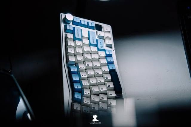 Ajazz Aks075 كيبورد الاعوج ابو الشاشة
•0.85’ TFT Screen
•Tri-Mode Connectivity •BT5.1/2.4GHz/USB-C
•RGB Music Sync for an Immersive Light Show
•Ergonomic Design with Enhanced Durability
•5000mAh Battery for Gaming and Office
سعره 65 الف وبيه مجال للطيبين


**إذا كنت صاحب هذا الإعلان وتريد حذفه لأي سبب، رجاءا أرسل رسالة إلى الدعم الفني**