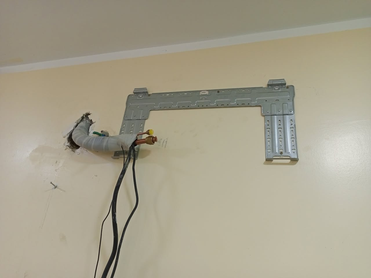 🔧❄️ الورشة الفنية للتبريد والتكييف ❄️🔧
📍 خدمة ميدانية – نوصل لحد باب بيتك!
(بأسعار تنافسية )

تعاني من عطل بالتبريد؟ أو تحتاج صيانة سريعة؟ إحنا جاهزين نخدمك وين ما تكون!

نقدّم لك خدماتنا باحترافية وجودة عالية:
✅ تركيب وصيانة كافة أنواع أجهزة التبريد
✅ شحن جميع أنواع غاز التبريد
✅ تنظيف شامل داخلي وخارجي للوحدات
✅ صيانة ميدانية فورية وبأفضل النتائج
✅ نقل أجهزة السبلت باحتراف ودقة عالية

🚐 خدماتنا تغطي جميع مناطق الناصرية
🏪 وفرعنا موجود بجميع مناطق سوق الشيوخ

📞 للحجز أو الاستفسار: ***********

جربنا وشوف الفرق… التبريد علينا والراحة إلك!
