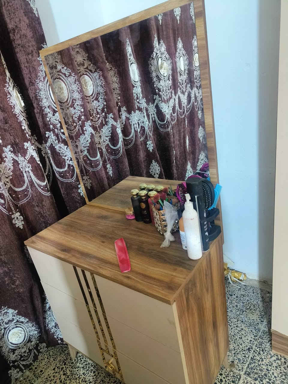غرفه تركيه خمس قطع بيها اضرار التفاصيل بل خاص رقم بي واتساب ***********
