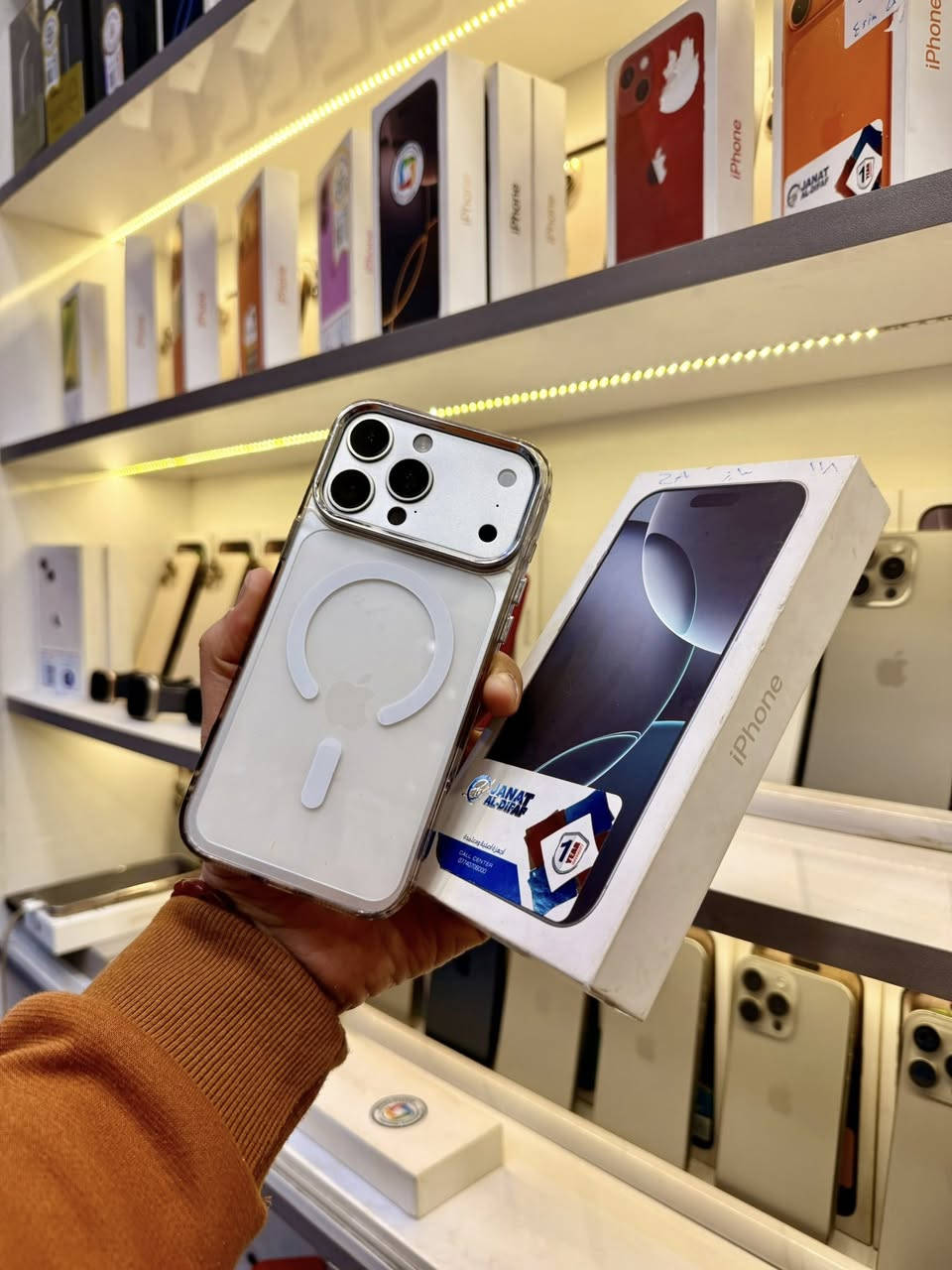 ايفون 16 برو ماكس لون مميز ابيض 256 بطارية 🔋 98‎%‎ 
خطين جهاز نظيف مكفول بلادي فقط الظهر مالته مفطر 
جهاز مكفول بلادي للبيع او مراوس مكاني النجف 
***********
مليون و175 سعرهةة جهاز مراوس عندك دزة
