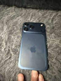 آيفون XR • ٦٤ • شاشة مكسورة