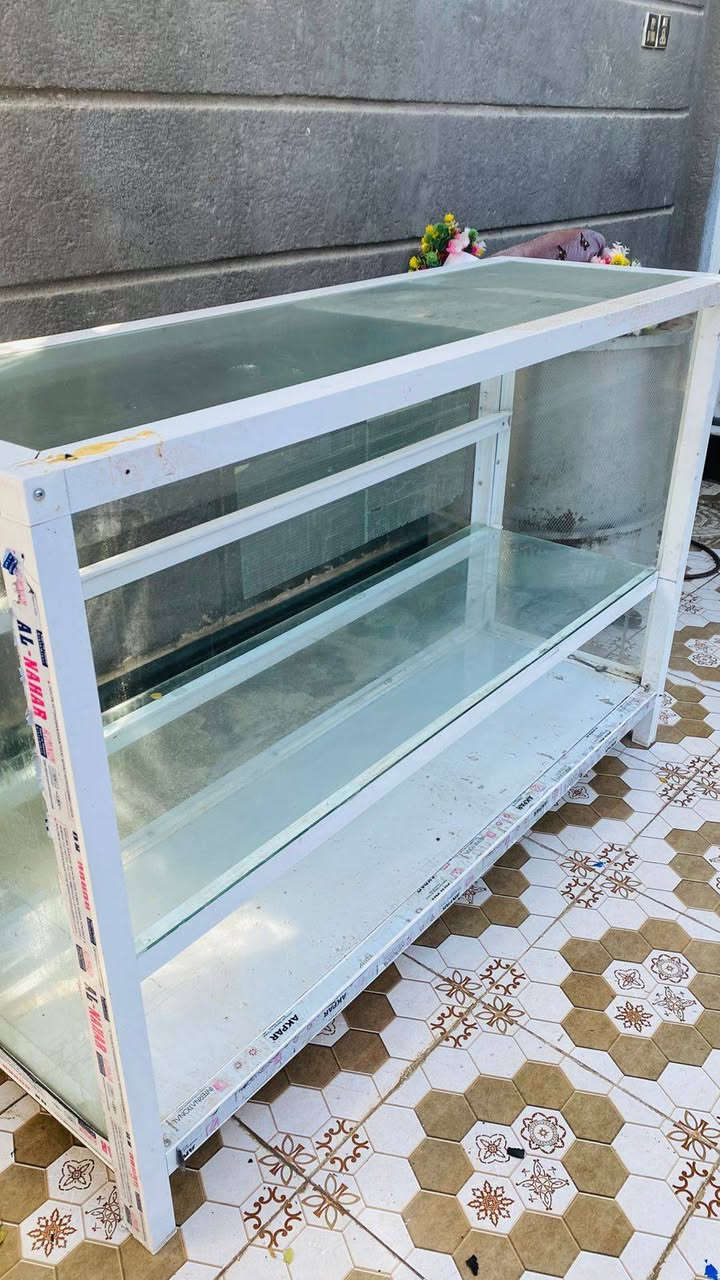 ميز مال محل بعده كلش جديد طوله متر ونص جام والمنيوم للبيع *********** مكاني ناصريه مركز
