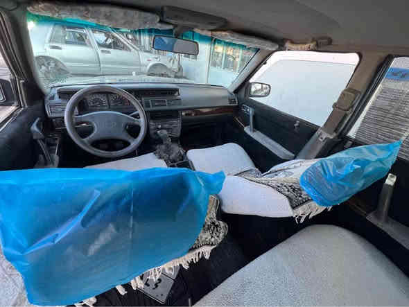 *********** یان ***********

سدریک ٢٠٠١ رەقەم سلئمانی 
سەنەوی تازە بەسەرجوە
گئر مەکینە ئەکسل تبرید توندوتۆلی بەشەرت دە فیتەر
پئشو پشتی چەکوشی پئوەنیە هیچ هیچ دەعامی نیە 
کارەبایی دارو بەرد ئیشەکات 
سەیارەکە لەسەر دەقی شەریکە ماوە 
خوار هەموو بازار دەفرۆشم ٣٨ و مەجال 
مشتەری نی سەرمان مەهئشئنە 
بەشەرت تەحویل براوە خرامە لەتەقتەق كويسينجاك
