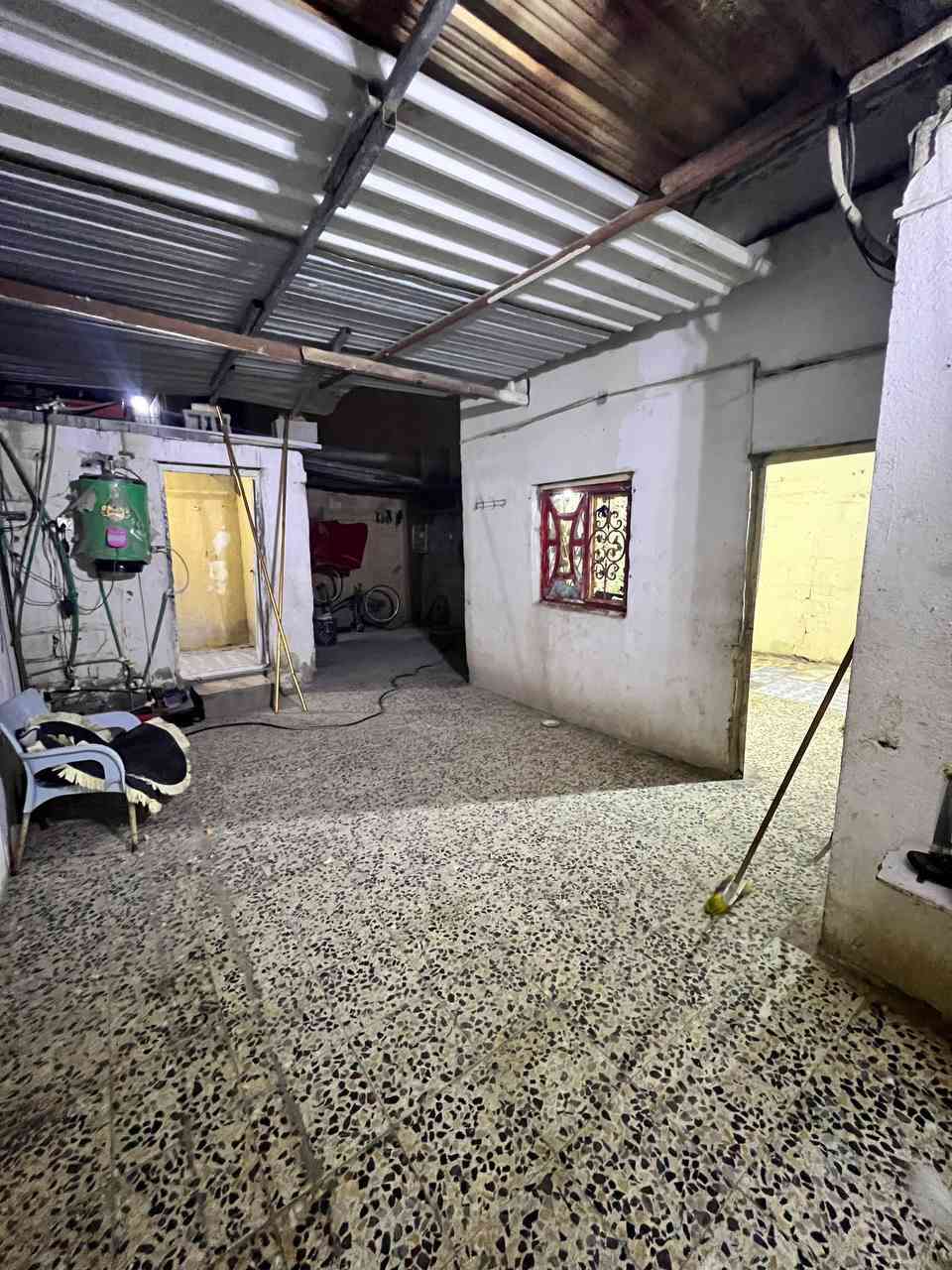 السلام عليكم يتوفر بيت حواسم في الجمعيات قرب الضريبه مساحته ١٣٠ متر بي 3 غرف ومطبخ خارجي سعره ١١ وبي مجال بسيط لليشتري 
***********
#عقارات #عقار #البصرة #بصره
