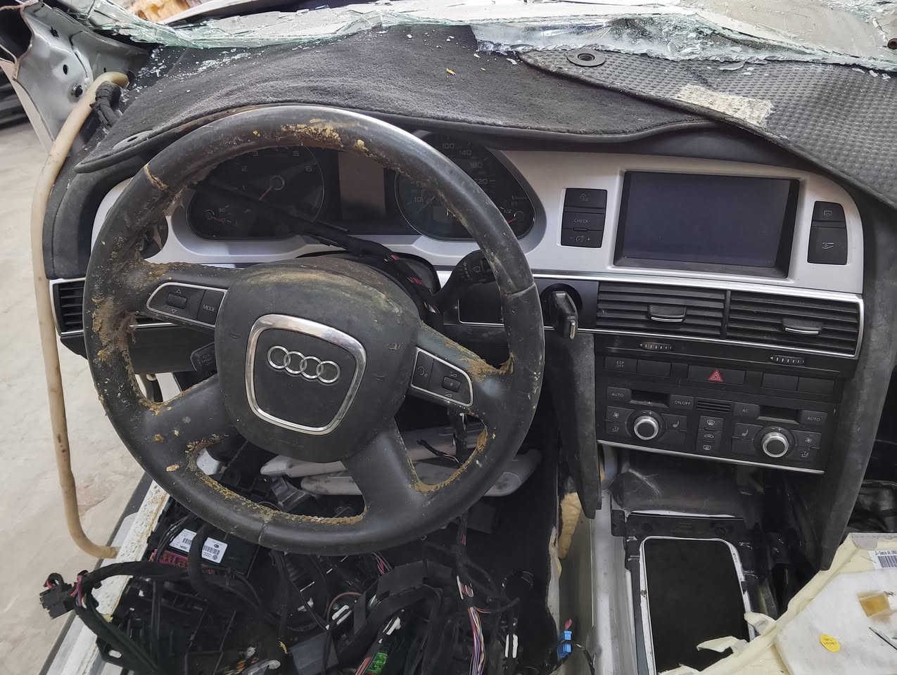 السلام عليكم...من كراج المتوكل للبيع السيارات الالماني الحديث عرض خاص اودي A6 ...2010 سياره كامله+ اربع ابواب+قبغ صندوق+طخم كشنات...بدون محرك وكير....السعر 1000$ ... الاتصال على الرقم *********** ابو عبدالله
