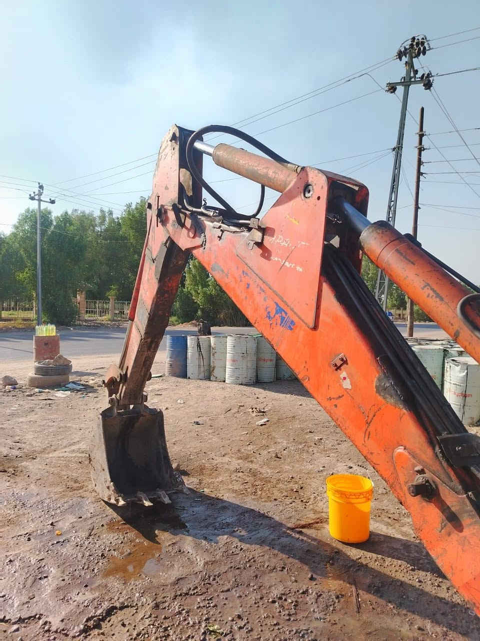 سلام عليكم للبيع حفاره فيات هيتاشي موديل ٢٠٠٤جاهزه للشغل مكينه خير من الله مضخه جديده حركات خير من الله سعر65بيه مجال بابل مسيب ***********
