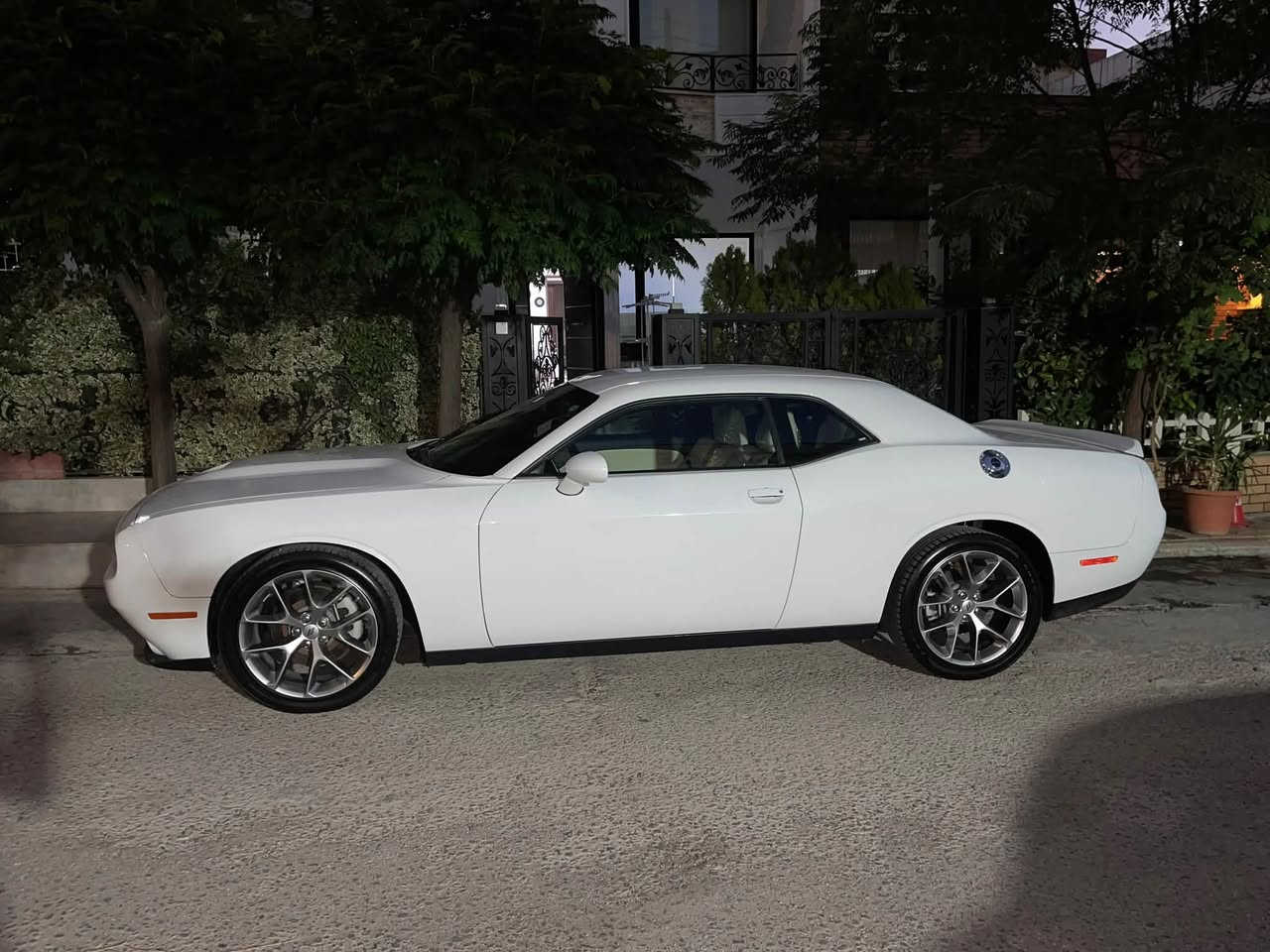 Dodge challenger 2022 GT 
مواصفات 
حاسه خلفيه 
تشغيل عن بعد 
كشنات جلد ابيض مميز 
شفتات ستيرن 
..................................
مكينه(٣٦٠٠)
سيارة ماشيه 27 مايل حقيقي 
حادث \ بيها بونيد جاملغ سكن و ايرباك طاك راجع و سستم و بشرط بدون دواخل 
تحويل و غرامات بشرط سنويه جديدة بأسمي 
السيارة احلي من صور 
مكان سيارة/ بسليمانية 
سعر:200 بيها مجال


**إذا كنت صاحب هذا الإعلان وتريد حذفه لأي سبب، رجاءا أرسل رسالة إلى الدعم الفني**