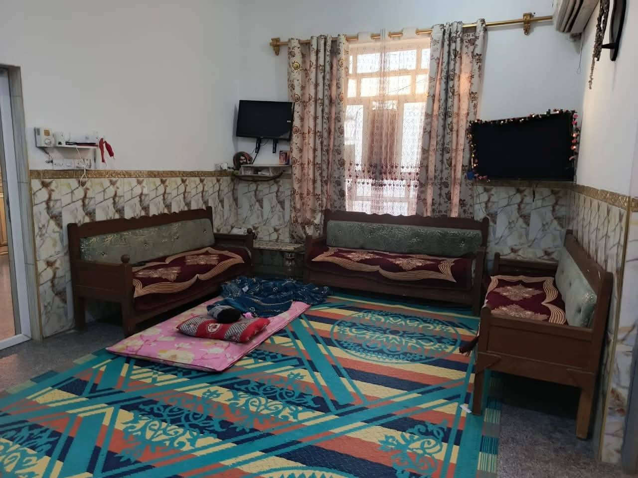 بيت للبيع مساحة 200متر في طريق ابوالجاسم حي المنتظر يبعد عن الشارع العام 75 متر البيت طابقين الطابق الاول
غرفتين نوم 
صالة 
استقبال
ومطبخ 
صيحات خارجية وداخلية 

الطابق الثاني يحتوي على 
غرفتين نوم
صالة 
صحيات
السعر63 وقابل للتفاوض للاستفسار زورونا في مكتبنا الواقع مقابيل جملة القاسم أو الاتصال على الارقام التاليه:
***********ياسر الزيدي 
‏‪***********‬‏عباس السعدي
