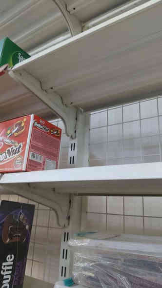 رفوف للبيع الارتفاع 2 متر ونص 8 خانات والعرض 7 متر للاستفسار ***********
