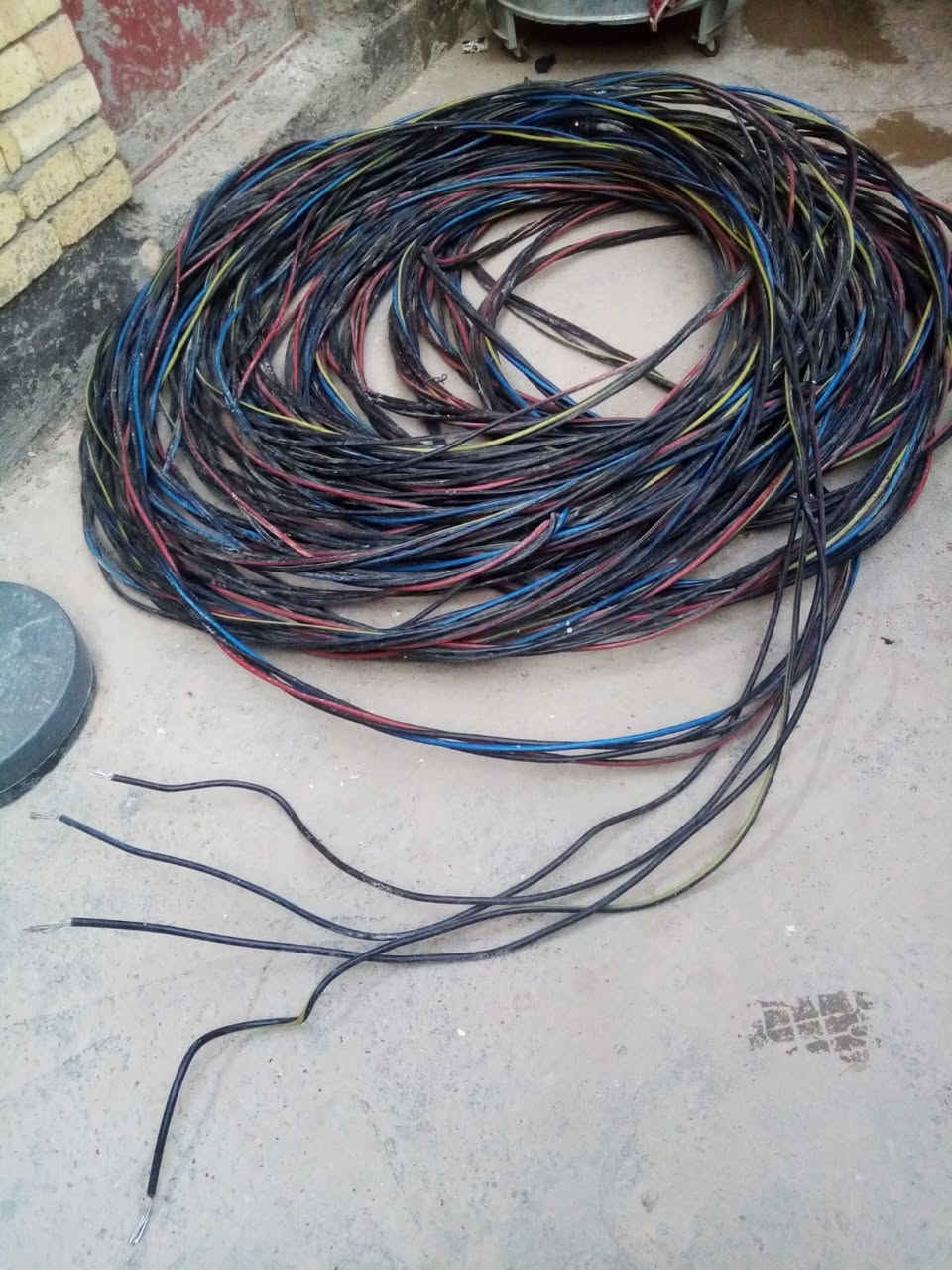 سلام عليكم كيبل للبيع مستعمل قليل تقريبن 170متر ابو35 اربع خطوط تركي ابو 35 سعر متر 1750شراي يتصل ***********او***********
