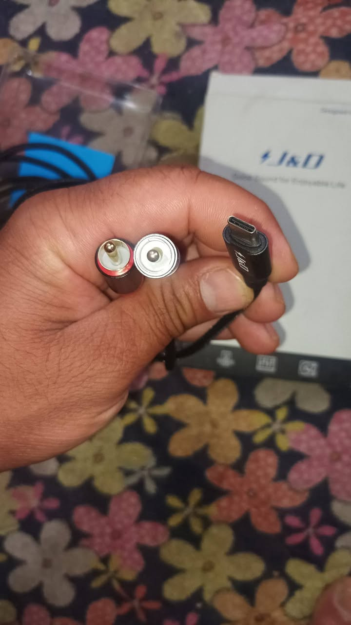 هذا المنتج عبارة عن كابل صوت J&D USB C إلى RCA، مصمم لتوصيل الأجهزة ذات منفذ USB-C (مثل الهواتف الذكية أو أجهزة الكمبيوتر المحمولة) بمكبرات الصوت أو أنظمة المسرح المنزلي.يتميز الكابل بتصميم مجدول متين لمنع التشابك وكسر الأسلاك، مع موصلات مطلية بالذهب لضمان جودة صوت عالية.يعمل الكابل كمحول إشارة رقمية إلى تناظرية (DAC)، مما يتيح إخراج صوتي ستيريو من المنفذ الرقمي للجهاز


**إذا كنت صاحب هذا الإعلان وتريد حذفه لأي سبب، رجاءا أرسل رسالة إلى الدعم الفني**