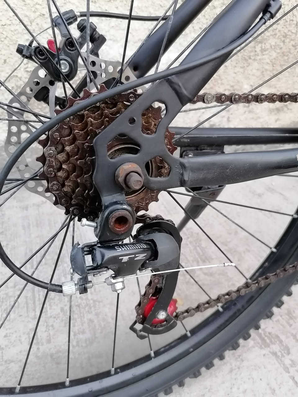 السلام عليكم باسكل للبيع حجم ٢٦ نضافه فول كير ٧ نمر في ٣ بريكات كله شغال باسكل ريشه فريم حديد مخفف وياله المنيوم سعر ٩٠ مكاني الاثورين الدوره ***********
