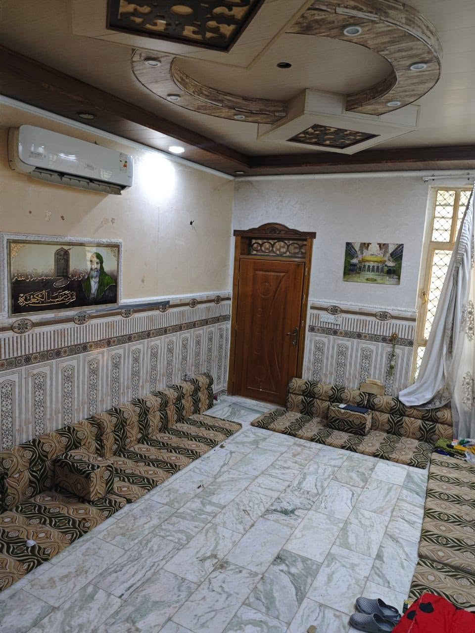 بيت للبيع 
مساحه 179 واجهة 8 يتكون من حديقه مطبخ حار بارد غرفتين ماستر(يعني تحوي على حمامها الخاص) صاله جبيره مثل ما موضح استقبال ومجموعات صحيه خارجيه وداخليه فوك سطحين يصيرون غرفتين ومجاميع صحيه الموقع حولي الكفيل شارع الإمام علي للإستفسار المراسله على الواتساب على هذا الرقم +964 773 508 0947
