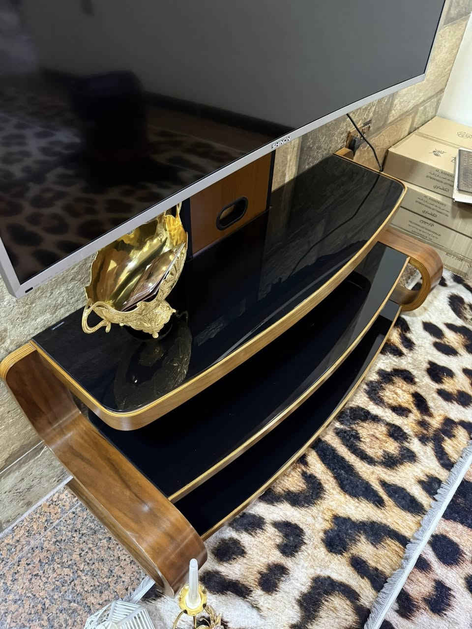 مدخل زان اصلي نضيف واخو لجديد
ميز لشاشه نفس النضافه واي ضرر مابي 
مجمده نضيفه وكبيره
ثلاجه نضيفه وكبيره
الغراض اي ضرر مابيهن ونضيفات مكاني السيديه 
***********
