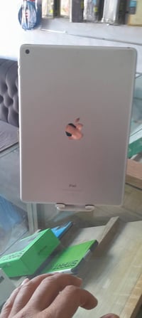 ايباد جيل 9 للبيع ذاكرة 64 بطارية 83 نضافة 95% السعر 250 وبي مجال هاتف...