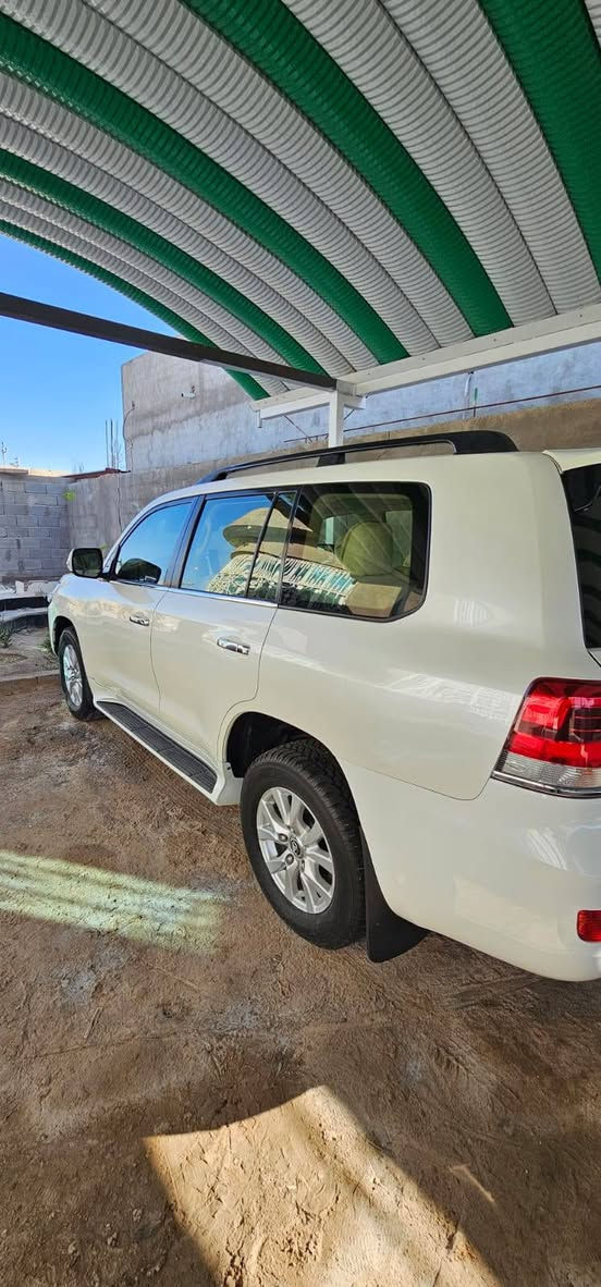 السلام عليكم لاندكروزر خليجي موديل 2018 اصل(176kmالف) محرك كفاله باكيت +جديد كير +كفاله كله +جديد عله وضع الشركه تخم تاير جديد ياباني بارد بل جاملغ الأيمن بصيط رصعات  ولأيسر بارد رصعات فقط الدلعه مفتوحه الورا شوي لي ينشد عليه رقم السيارة بدون ظربه السياره  جاهزه السنويه منتهي صاله شهرين لي ما يشتري وماهو شراي لا يعلق ولا يخابر درجاً رقم *********** العنوان البصرة /السعر 5شدات و15 ورقه وبيه مجال للشراي
