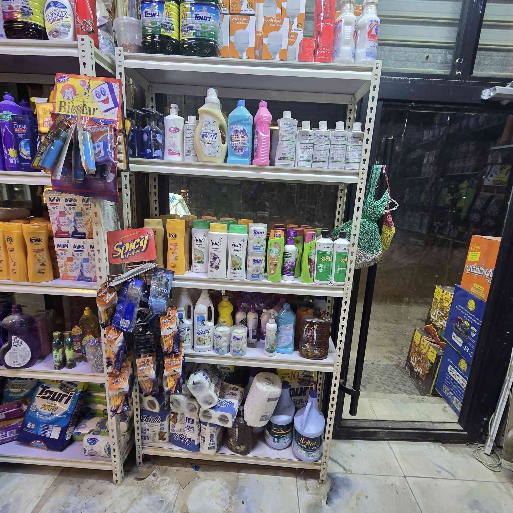 سلام عليكم يوجد رفوف حديد مع الخشب ما مستخدمات هواي للتواصل ***********
