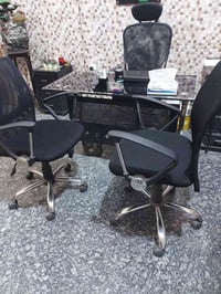 للبـيـع ميز مكتبي مع 3 كراسي دوارة 🪑 نظيف جداً ✨ واستخدام خفيف مريح وع...