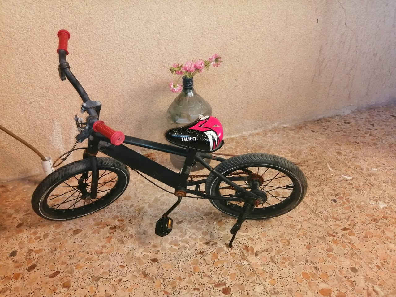 بايسكل حجم لو 18 لو 16 تايرات جدد مالته الأصلية مشكلته زنجيل مزنجر انترك فترة بالمطر والشمس بالسطح والسكان يحتاجله الأفضل تبديل صچم . سعره 25 ألف نهائي. *********** كربلاء

