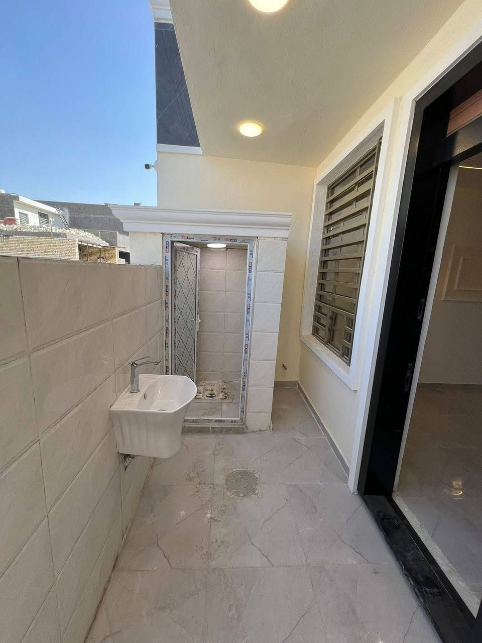 السلام عليكم
🏠#دار_للبيع   100متر واجهيه 6.25متر  نزال 16متر
 بناء طابق ونص  حديث ✨️

يحتوي البيت ع[2غرف نوم -استقبال -صحيات - صالة- ومطبخ] البيت شغل درجة اولى ✨️

⬅️مع الخدمات[ماي-كهرباء-تبليط]✨️

🔴ملاحضه البيت جاهز للسكن 🔑

⬅️نوع العقار  طابو زراعي سند 25 اقرار محكمه 

⬅️العنوان #بغداد_الدوره_البوعيثه   
       مجمع العيثاوي 

🔴للاستفسار  خاص او الاتصال ع  الرقم 
 ☎️***********

