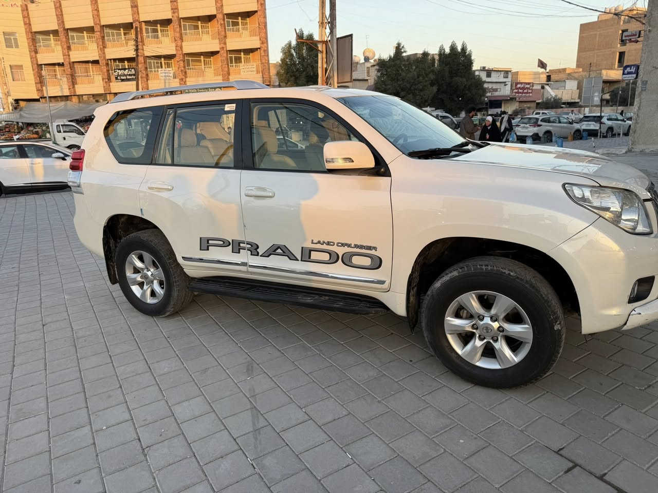 تحية طيبة لكم 
برادو 2012 خليجي مكفوله كفاله عامه (عدا كم شخط ب باب ) 
كويتي فول مواصفات 
6 سلندر 
السياره جديدة بمعنا الكلمه 
***********
